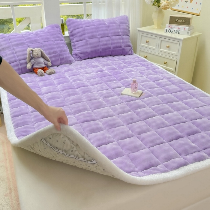 91家纺网 家纺一手货源 找家纺 麒东家纺 2025新款泡泡绒纯色夹棉床垫 紫色