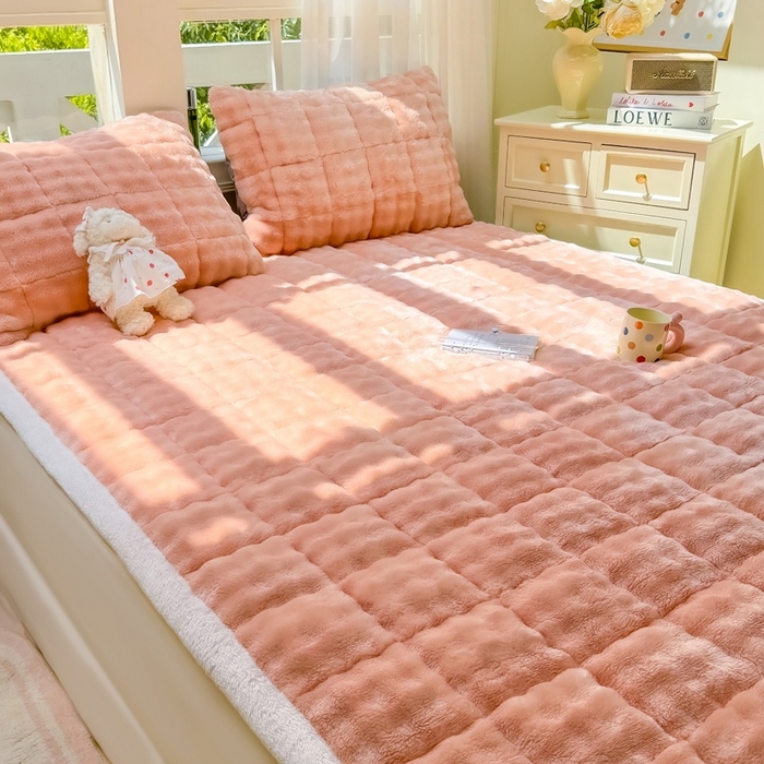 91家纺网 家纺一手货源 找家纺 麒东家纺 2025新款泡泡绒纯色夹棉床垫 粉色