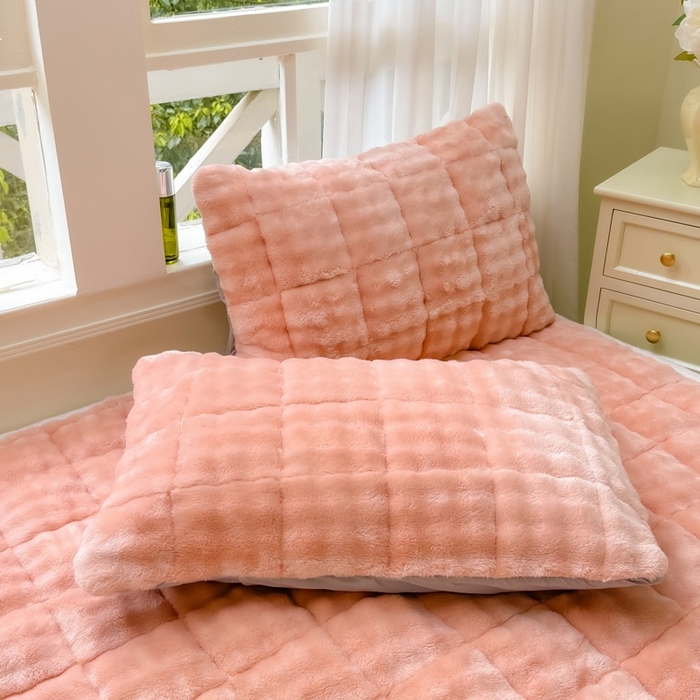 91家纺网 家纺一手货源 找家纺 麒东家纺 2025新款泡泡绒纯色夹棉床垫 粉色