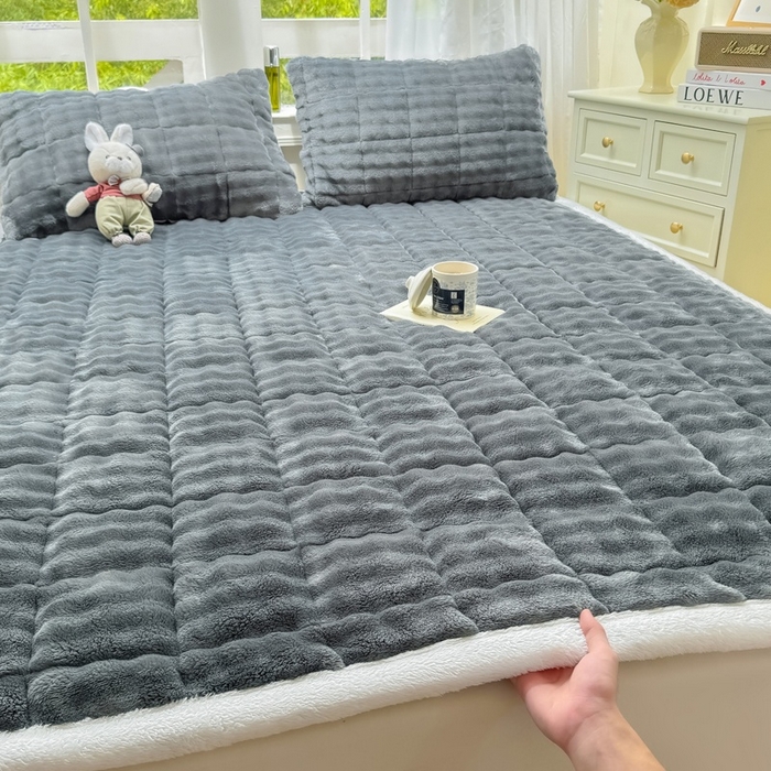 91家纺网 家纺一手货源 找家纺 麒东家纺 2025新款泡泡绒纯色夹棉床垫 深灰