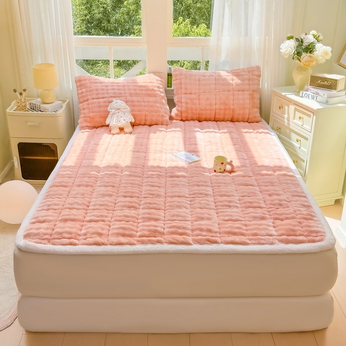 91家纺网 家纺一手货源 找家纺 麒东家纺 2025新款泡泡绒纯色夹棉床垫 粉色