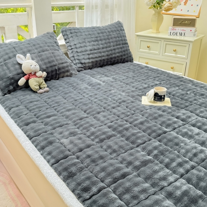 91家纺网 家纺一手货源 找家纺 麒东家纺 2025新款泡泡绒纯色夹棉床垫 深灰