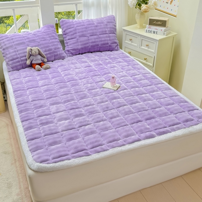 91家纺网 家纺一手货源 找家纺 麒东家纺 2025新款泡泡绒纯色夹棉床垫 紫色