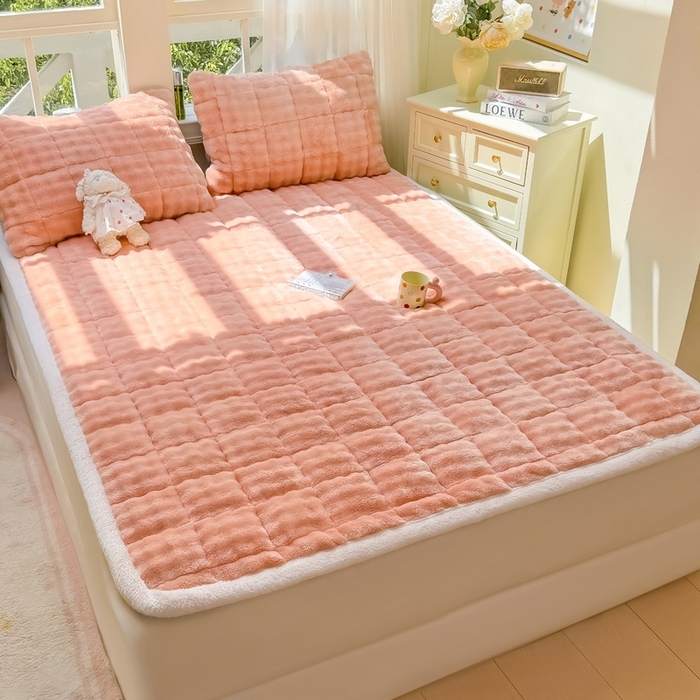 91家纺网 家纺一手货源 找家纺 麒东家纺 2025新款泡泡绒纯色夹棉床垫 粉色