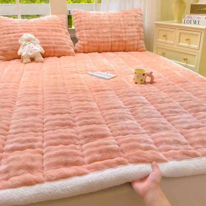 91家纺网 家纺一手货源 找家纺 麒东家纺 2025新款泡泡绒纯色夹棉床垫 粉色