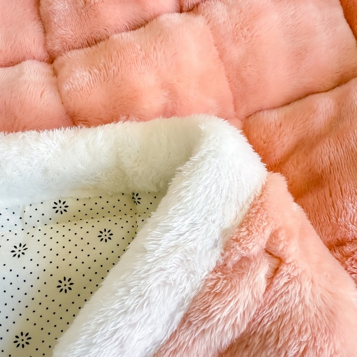 91家纺网 家纺一手货源 找家纺 麒东家纺 2025新款泡泡绒纯色夹棉床垫 粉色