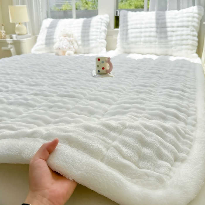 91家纺网 家纺一手货源 找家纺 麒东家纺 2025新款泡泡绒纯色夹棉床垫 本白
