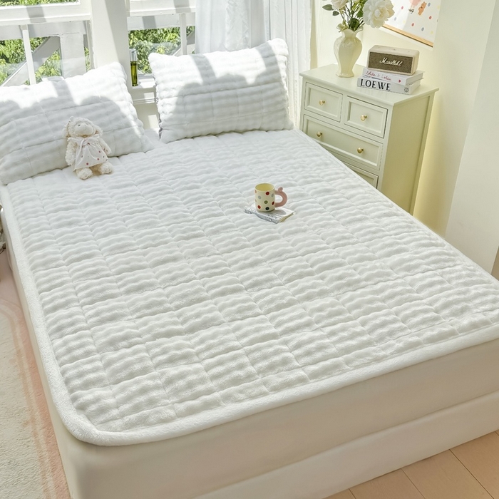 91家纺网 家纺一手货源 找家纺 麒东家纺 2025新款泡泡绒纯色夹棉床垫 本白