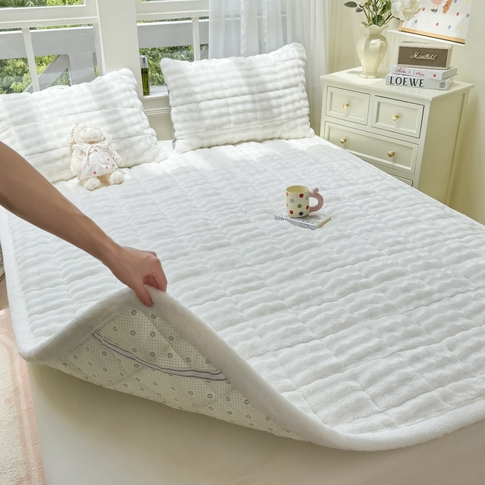 91家纺网 家纺一手货源 找家纺 麒东家纺 2025新款泡泡绒纯色夹棉床垫 本白