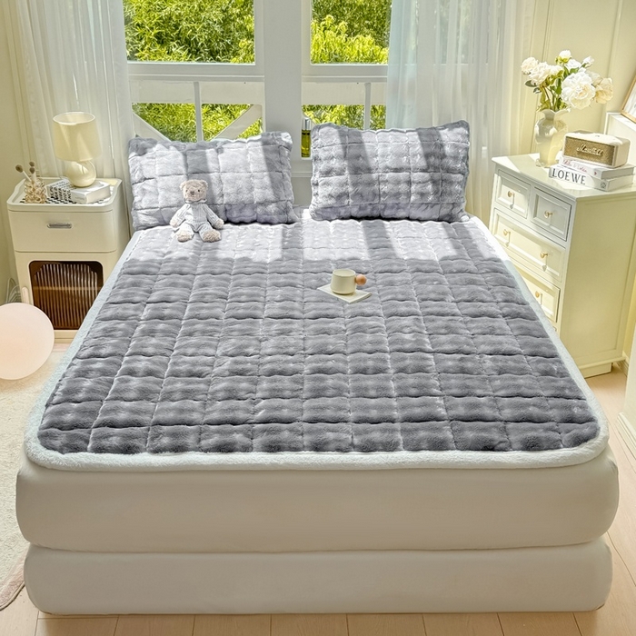 91家纺网 家纺一手货源 找家纺 麒东家纺 2025新款泡泡绒纯色夹棉床垫 浅灰