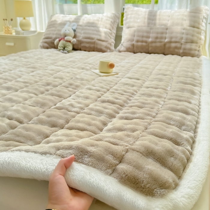 91家纺网 家纺一手货源 找家纺 麒东家纺 2025新款泡泡绒纯色夹棉床垫 咖色