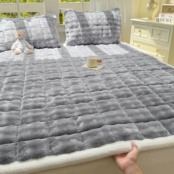 91家纺网 家纺一手货源 找家纺 麒东家纺 2025新款泡泡绒纯色夹棉床垫 浅灰