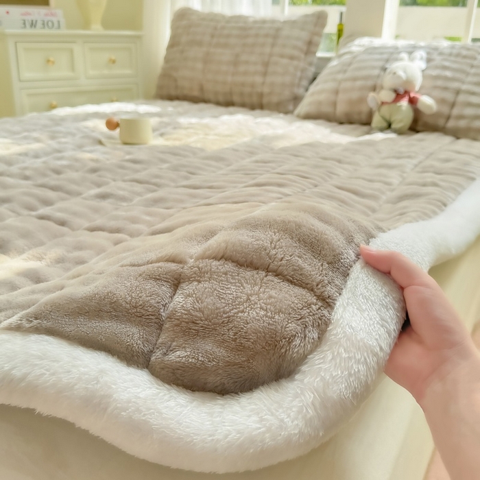 91家纺网 家纺一手货源 找家纺 麒东家纺 2025新款泡泡绒纯色夹棉床垫 咖色