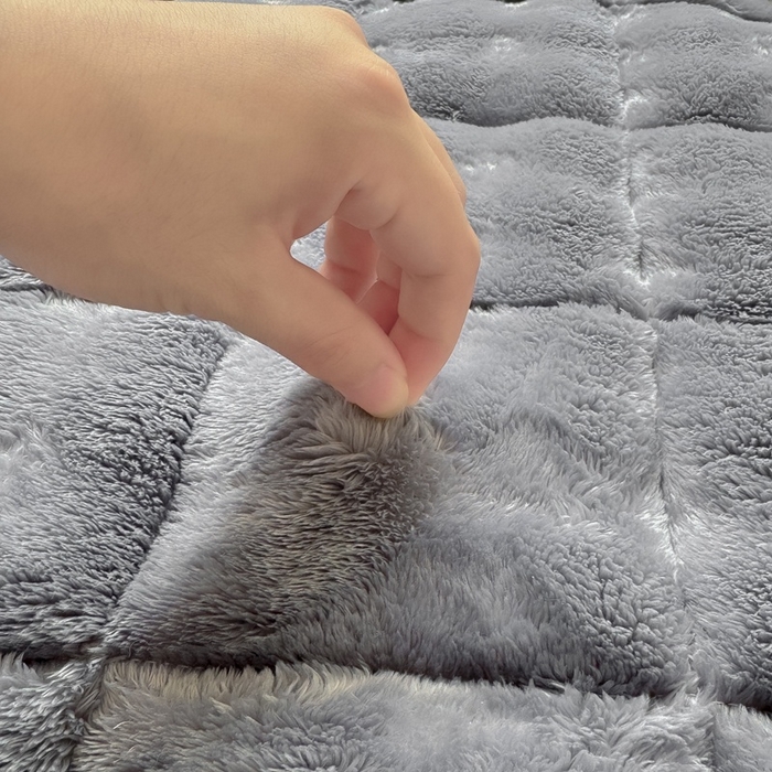 91家纺网 家纺一手货源 找家纺 麒东家纺 2025新款泡泡绒纯色夹棉床垫 浅灰