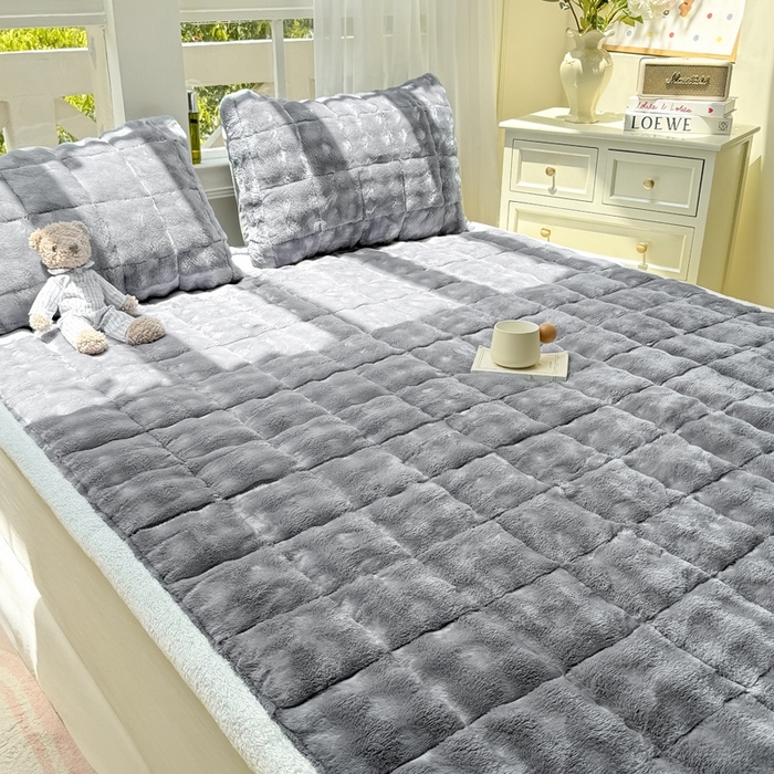 91家纺网 家纺一手货源 找家纺 麒东家纺 2025新款泡泡绒纯色夹棉床垫 浅灰