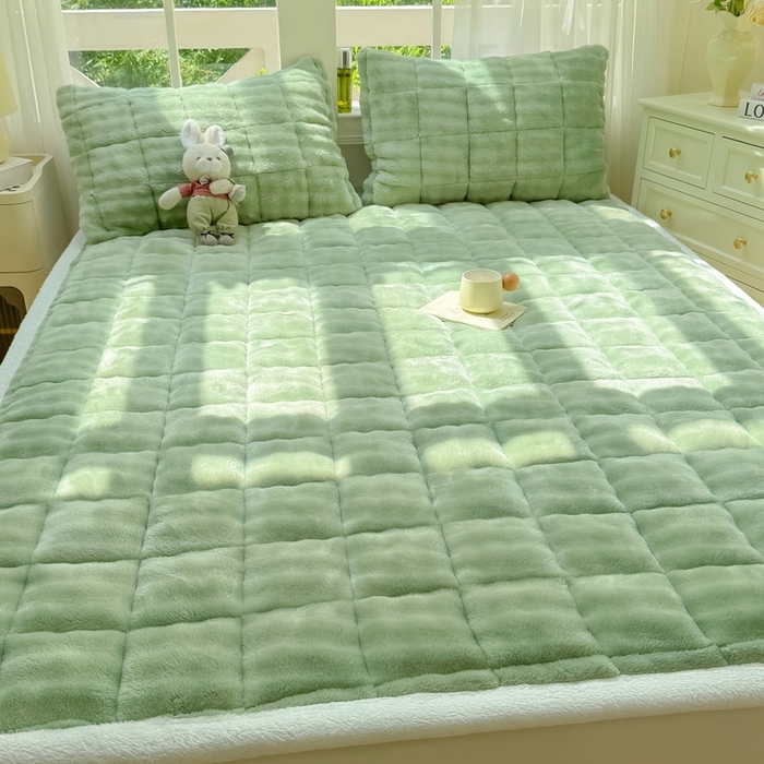 91家纺网 家纺一手货源 找家纺 麒东家纺 2025新款泡泡绒纯色夹棉床垫 绿色