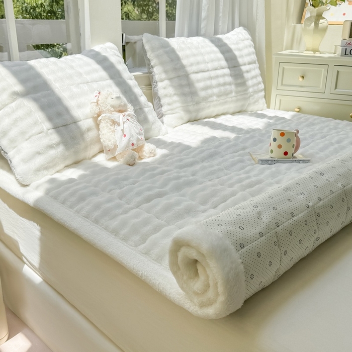 91家纺网 家纺一手货源 找家纺 麒东家纺 2025新款泡泡绒纯色夹棉床垫 本白