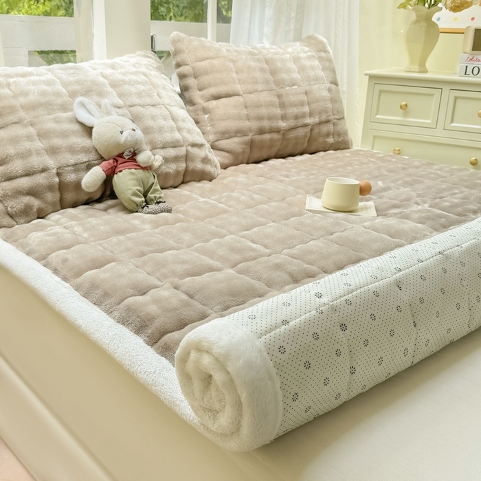 91家纺网 家纺一手货源 找家纺 麒东家纺 2025新款泡泡绒纯色夹棉床垫 咖色