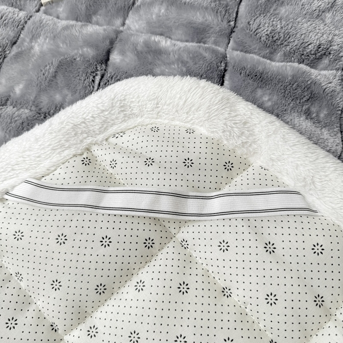 91家纺网 家纺一手货源 找家纺 麒东家纺 2025新款泡泡绒纯色夹棉床垫 浅灰