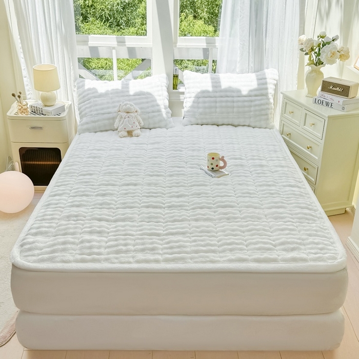 91家纺网 家纺一手货源 找家纺 麒东家纺 2025新款泡泡绒纯色夹棉床垫 本白