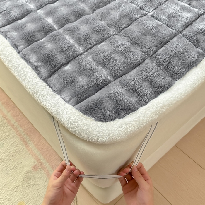 91家纺网 家纺一手货源 找家纺 麒东家纺 2025新款泡泡绒纯色夹棉床垫 浅灰