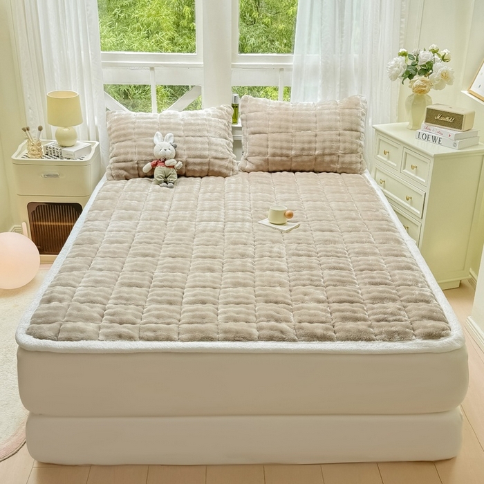 91家纺网 家纺一手货源 找家纺 麒东家纺 2025新款泡泡绒纯色夹棉床垫 咖色