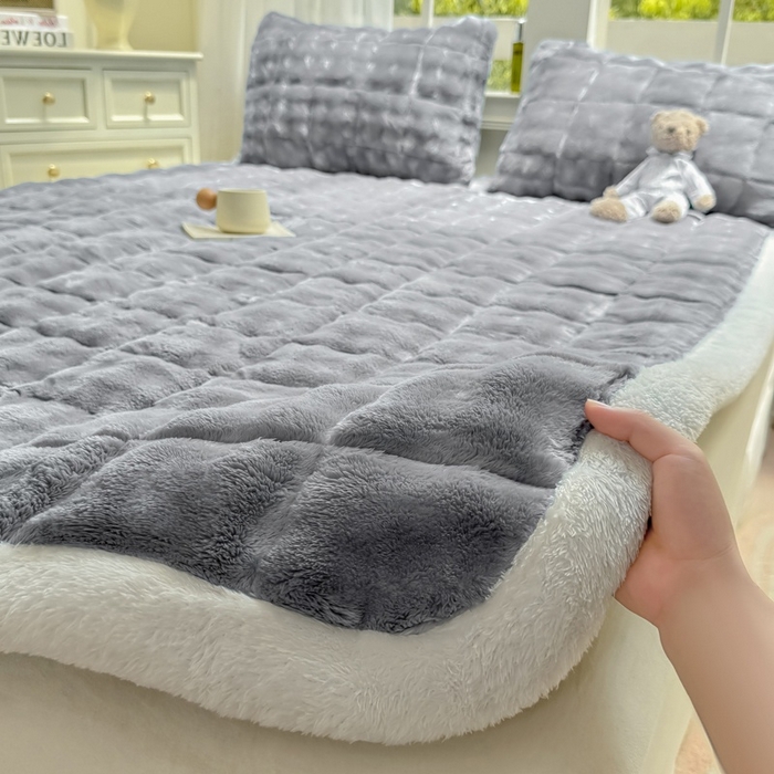 91家纺网 家纺一手货源 找家纺 麒东家纺 2025新款泡泡绒纯色夹棉床垫 浅灰