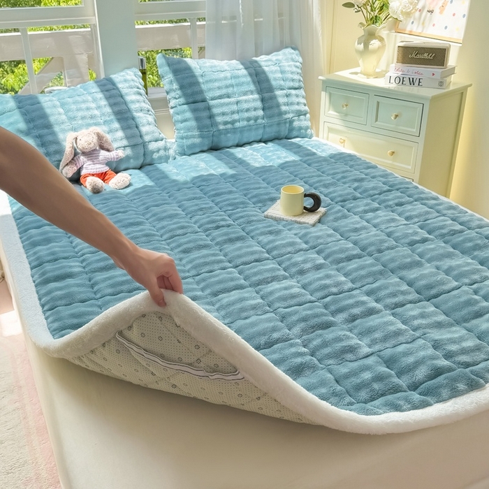 91家纺网 家纺一手货源 找家纺 麒东家纺 2025新款泡泡绒纯色夹棉床垫 雾蓝