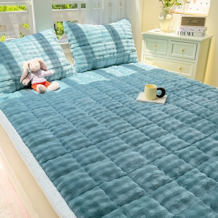 91家纺网 家纺一手货源 找家纺 麒东家纺 2025新款泡泡绒纯色夹棉床垫 雾蓝