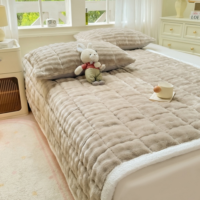 91家纺网 家纺一手货源 找家纺 麒东家纺 2025新款泡泡绒纯色夹棉床垫 咖色