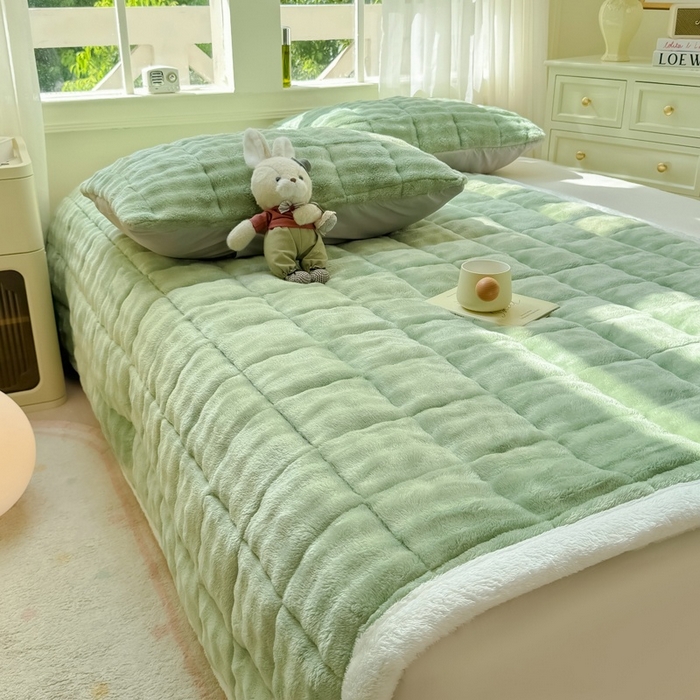 91家纺网 家纺一手货源 找家纺 麒东家纺 2025新款泡泡绒纯色夹棉床垫 绿色