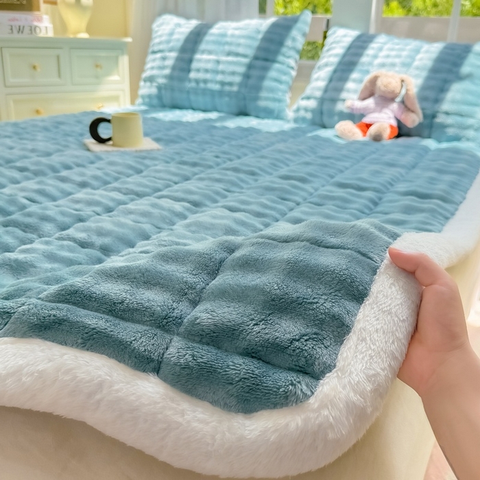 91家纺网 家纺一手货源 找家纺 麒东家纺 2025新款泡泡绒纯色夹棉床垫 雾蓝