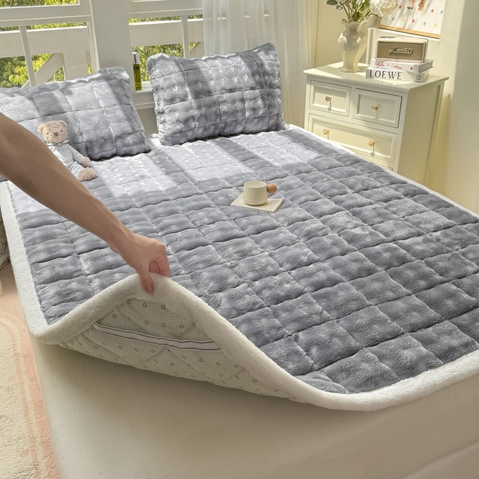 91家纺网 家纺一手货源 找家纺 麒东家纺 2025新款泡泡绒纯色夹棉床垫 浅灰