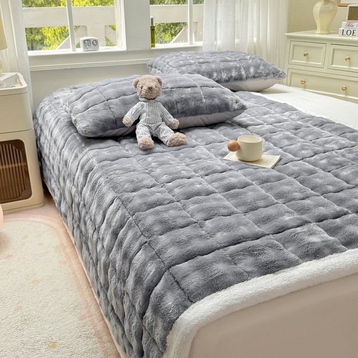 91家纺网 家纺一手货源 找家纺 麒东家纺 2025新款泡泡绒纯色夹棉床垫 浅灰