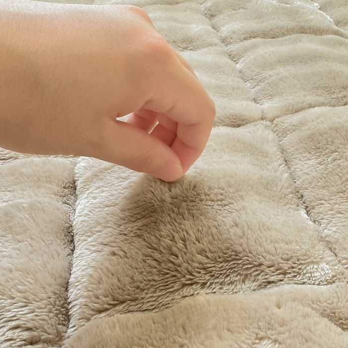 91家纺网 家纺一手货源 找家纺 麒东家纺 2025新款泡泡绒纯色夹棉床垫 咖色