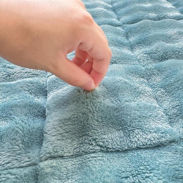 91家纺网 家纺一手货源 找家纺 麒东家纺 2025新款泡泡绒纯色夹棉床垫 雾蓝
