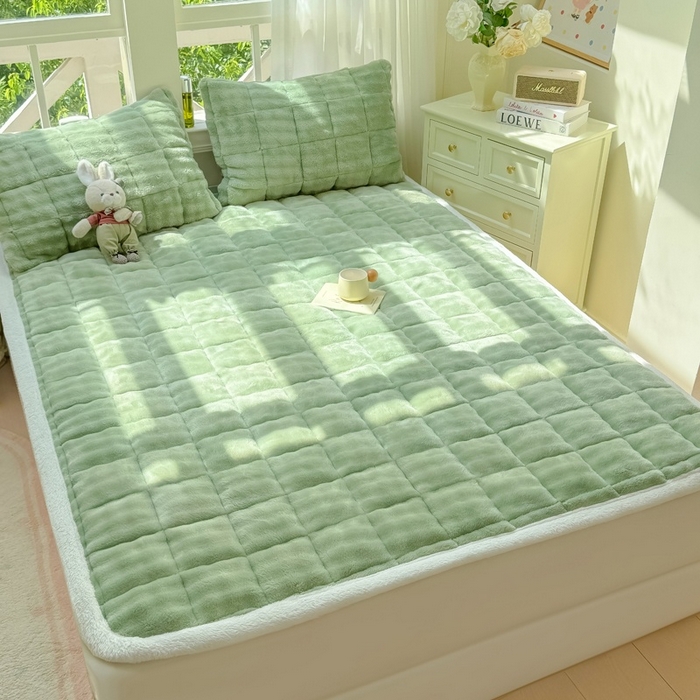 91家纺网 家纺一手货源 找家纺 麒东家纺 2025新款泡泡绒纯色夹棉床垫 绿色
