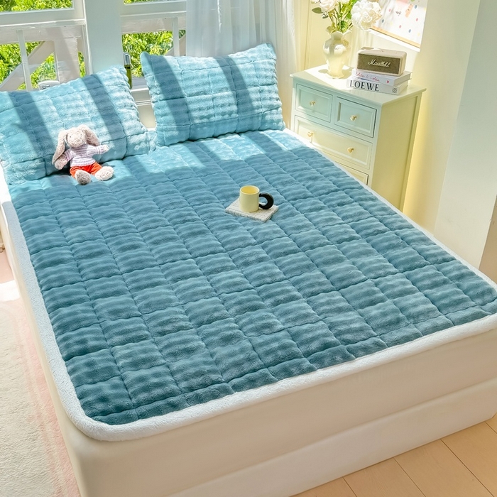 91家纺网 家纺一手货源 找家纺 麒东家纺 2025新款泡泡绒纯色夹棉床垫 雾蓝