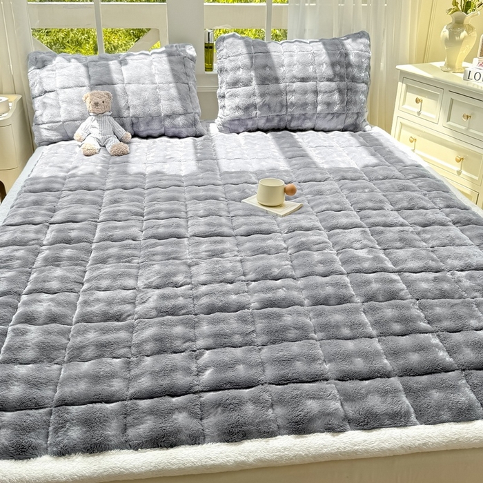 91家纺网 家纺一手货源 找家纺 麒东家纺 2025新款泡泡绒纯色夹棉床垫 浅灰