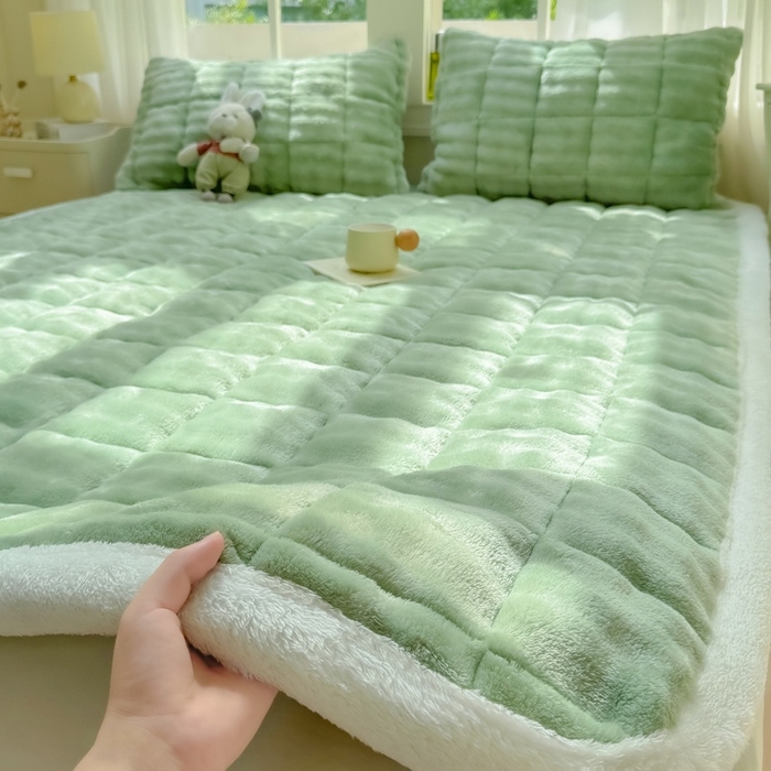 91家纺网 家纺一手货源 找家纺 麒东家纺 2025新款泡泡绒纯色夹棉床垫 绿色