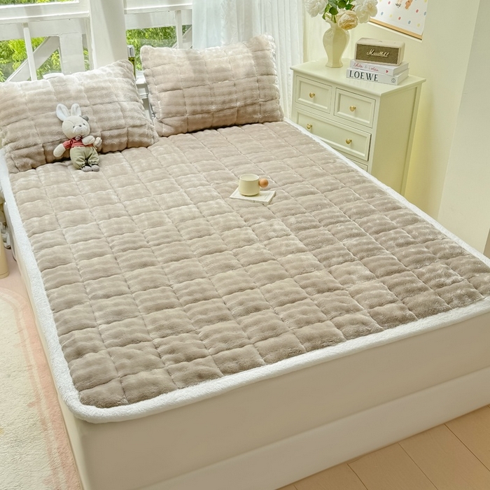 91家纺网 家纺一手货源 找家纺 麒东家纺 2025新款泡泡绒纯色夹棉床垫 咖色