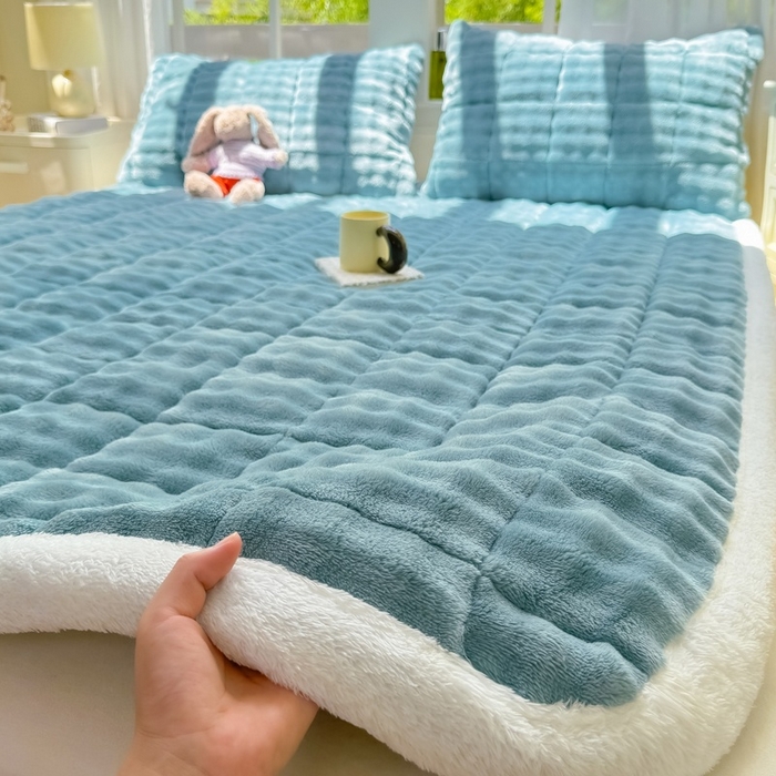 91家纺网 家纺一手货源 找家纺 麒东家纺 2025新款泡泡绒纯色夹棉床垫 雾蓝