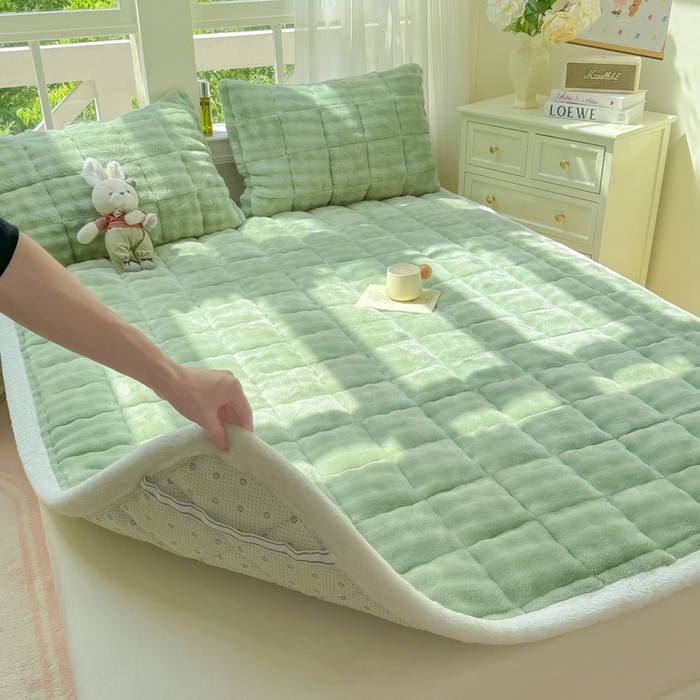 91家纺网 家纺一手货源 找家纺 麒东家纺 2025新款泡泡绒纯色夹棉床垫 绿色