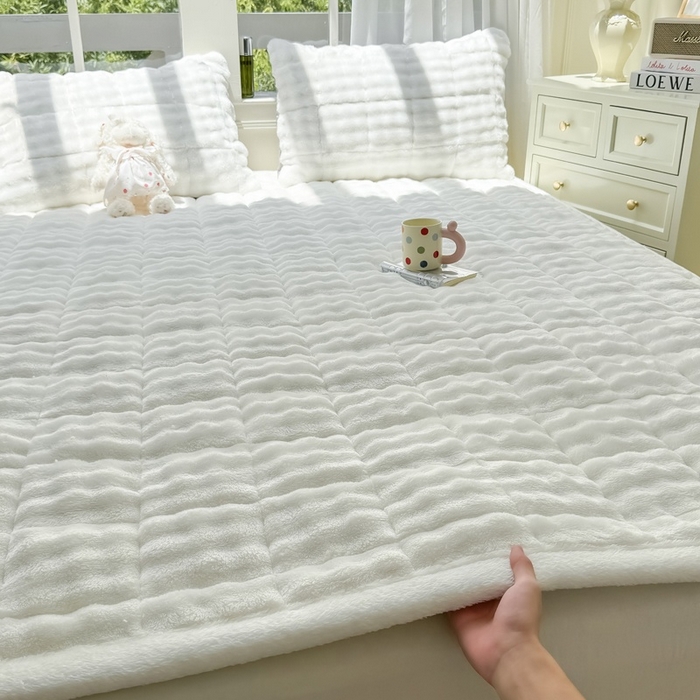 91家纺网 家纺一手货源 找家纺 麒东家纺 2025新款泡泡绒纯色夹棉床垫 本白