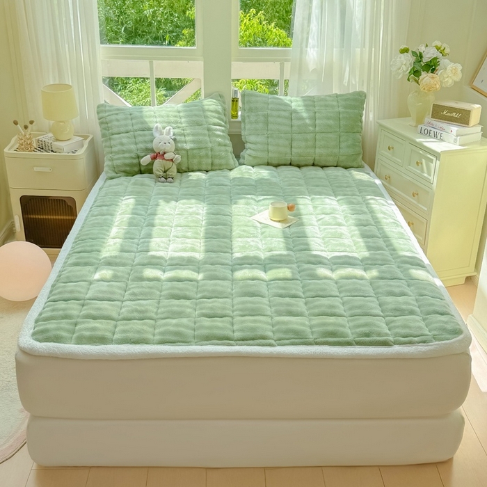 91家纺网 家纺一手货源 找家纺 麒东家纺 2025新款泡泡绒纯色夹棉床垫 绿色
