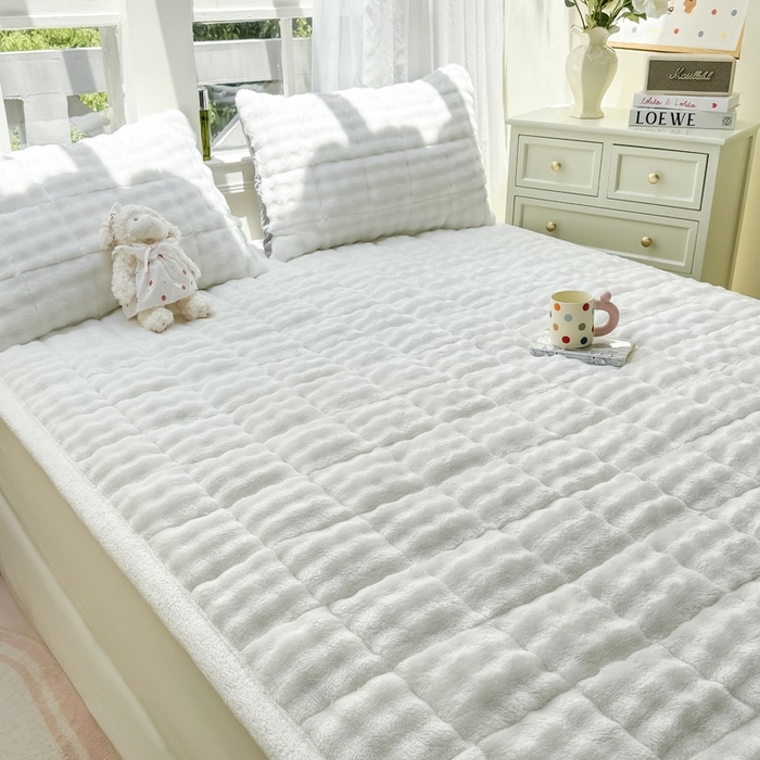 91家纺网 家纺一手货源 找家纺 麒东家纺 2025新款泡泡绒纯色夹棉床垫 本白