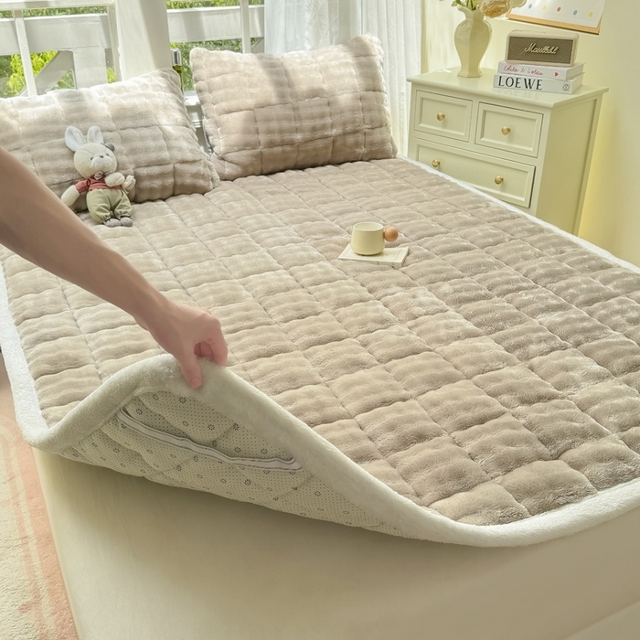 91家纺网 家纺一手货源 找家纺 麒东家纺 2025新款泡泡绒纯色夹棉床垫 咖色