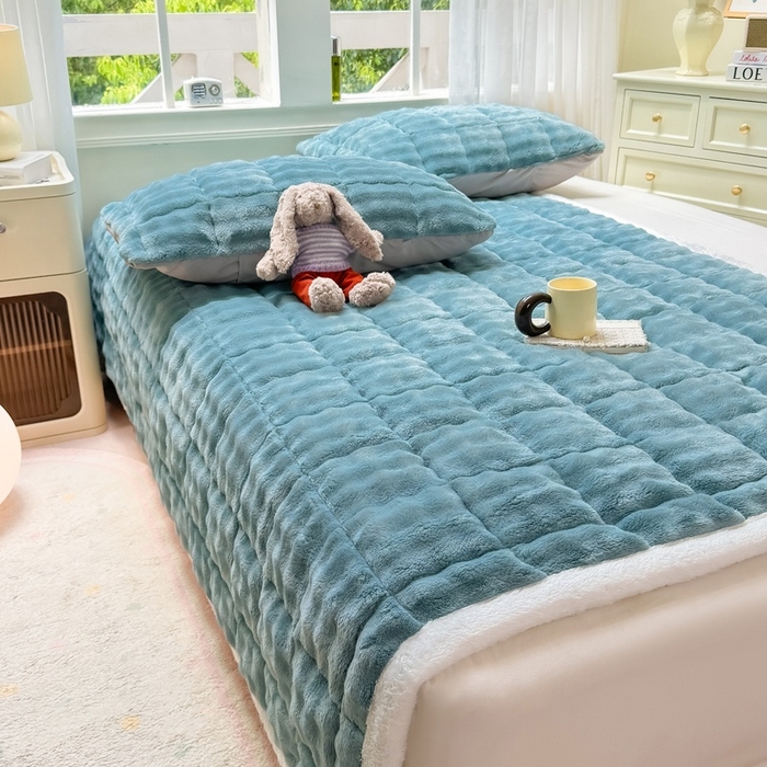 91家纺网 家纺一手货源 找家纺 麒东家纺 2025新款泡泡绒纯色夹棉床垫 雾蓝