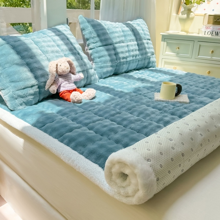 91家纺网 家纺一手货源 找家纺 麒东家纺 2025新款泡泡绒纯色夹棉床垫 雾蓝