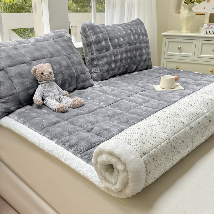 91家纺网 家纺一手货源 找家纺 麒东家纺 2025新款泡泡绒纯色夹棉床垫 浅灰